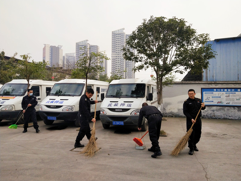 党员、统战成员协调配合扫除停车场.jpg